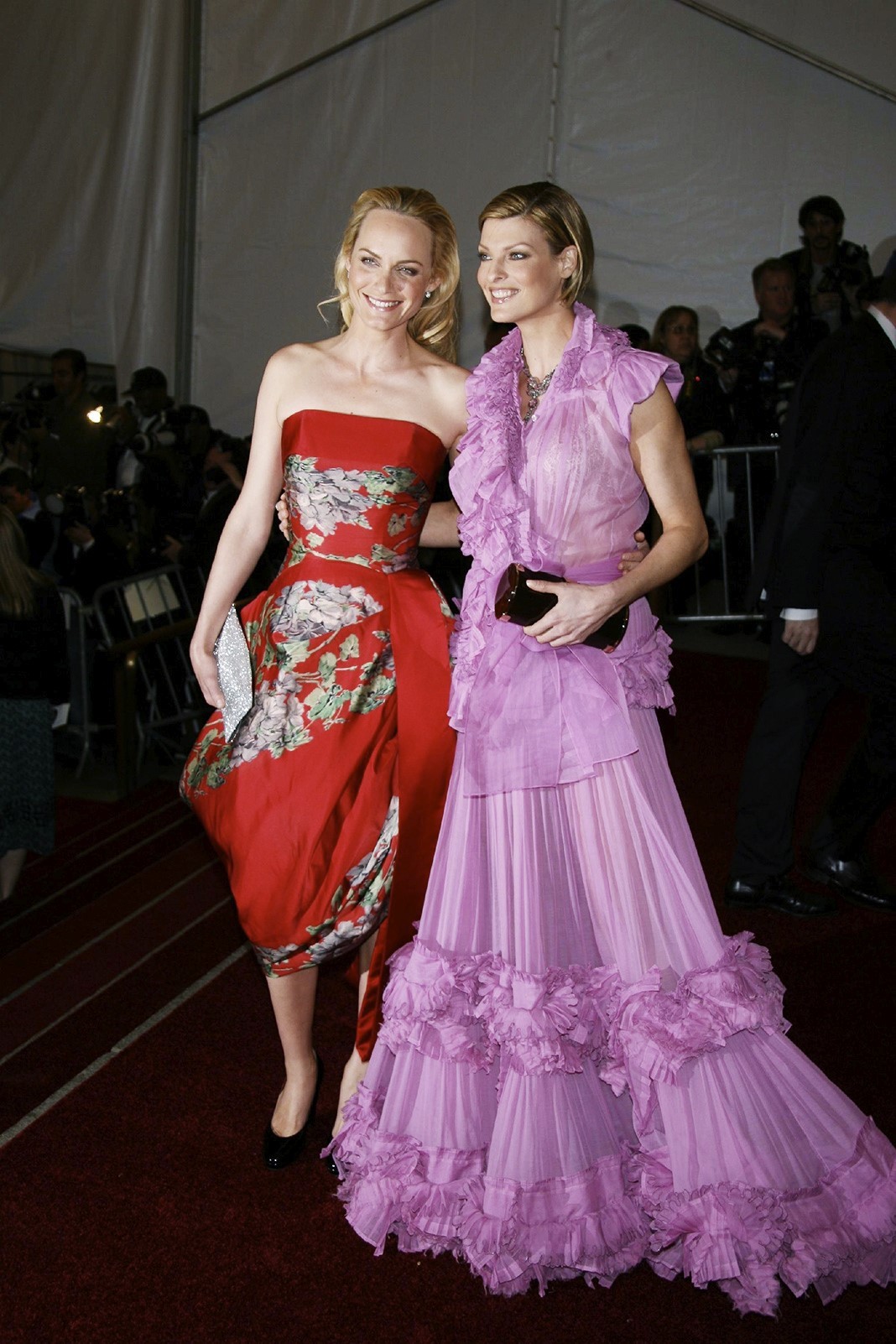 Эмбер Валлетта, Линда Евангелиста на Балу Института костюма Met Gala 2006 в Метрополитен-музее в Нью-Йорке, 1 мая 2006 г. Эмбер Валлетта, Линда Евангелиста на Балу Института костюма Met Gala 2006