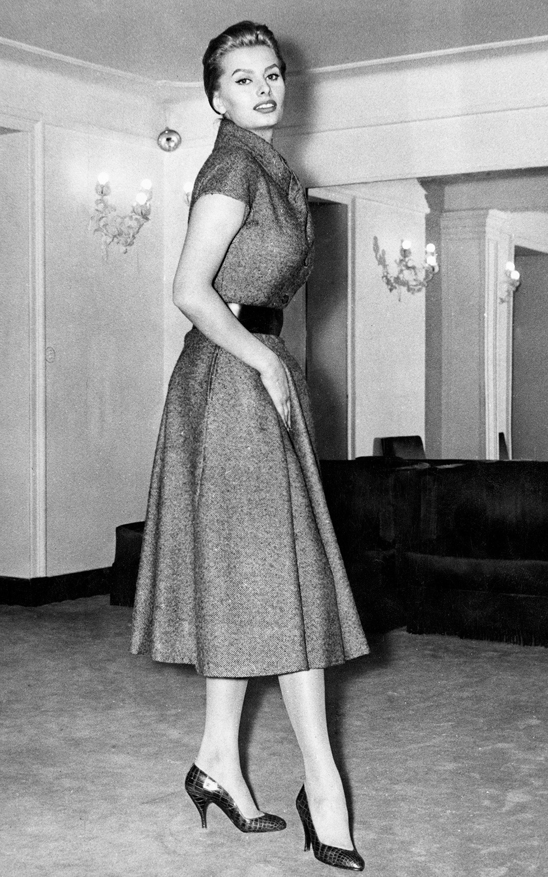 Софи Лорен примеряет платье Christian Dior «New Line» в магазине в Риме, Италия, 6 февраля 1956 г.