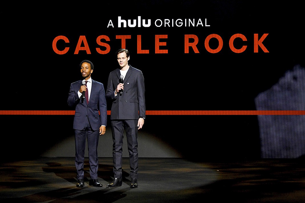 Джеррод Кармайкл, Билл Скарсгард выступают на сцене во время Hulu Upfront 2018 в Мэдисон-сквер-Гарден, 2 мая 2018 г.
