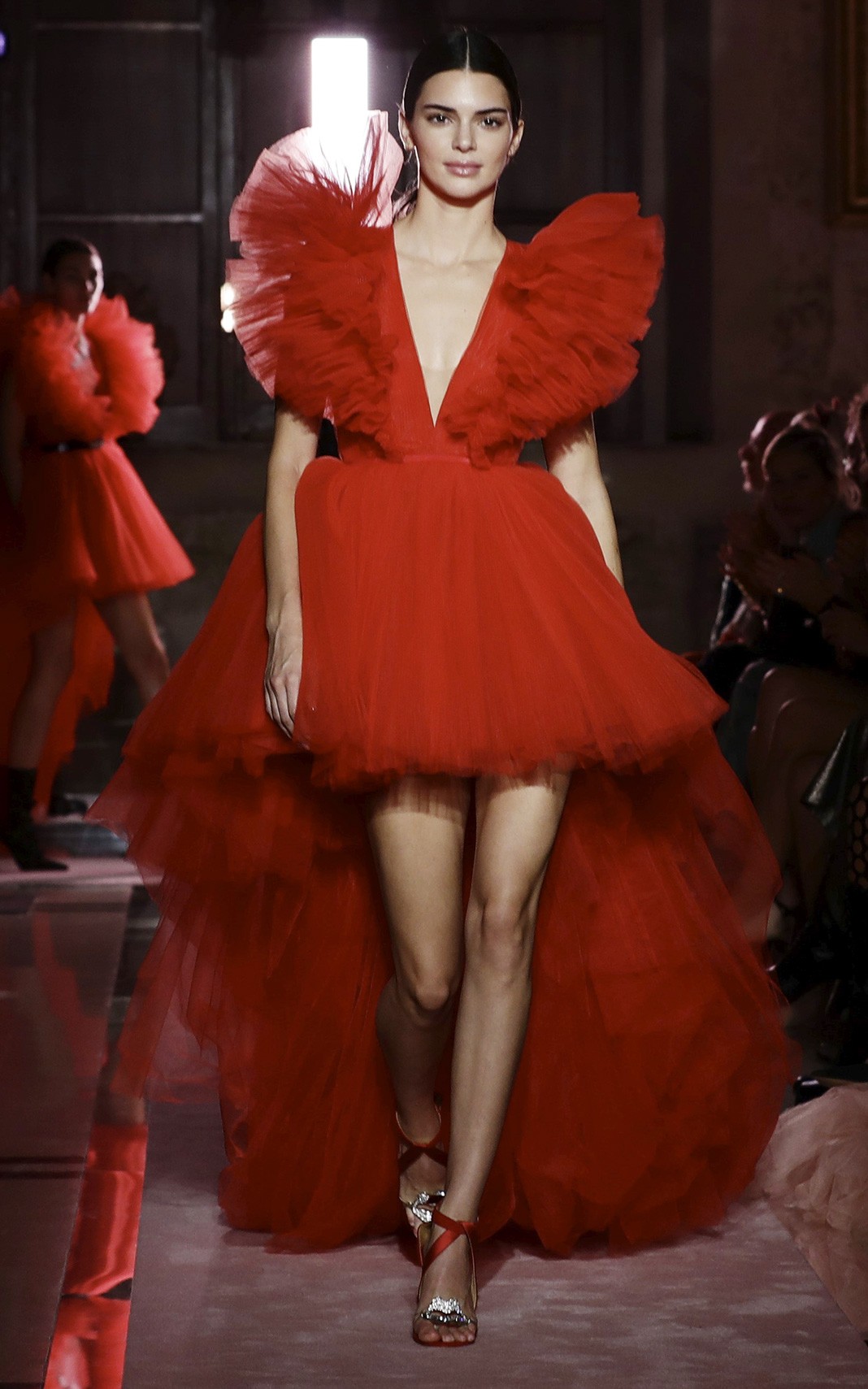 Кендалл Дженнер на шоу Giambattista Valli Loves H&M в Риме, 24 октября 2019 г.