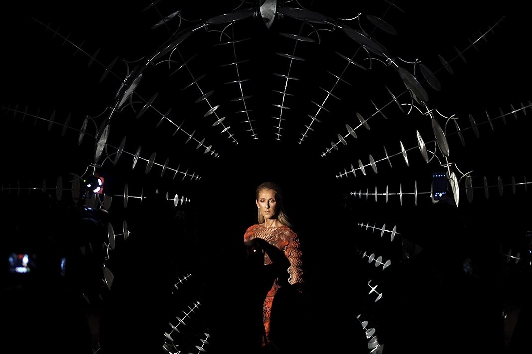 Селин Дион на шоу Iris Van Herpen Haute Couture Осень/Зима 2019/2020 в рамках Парижской недели моды Селин Дион на шоу Iris Van Herpen Haute Couture Осень/Зима 2019/2020