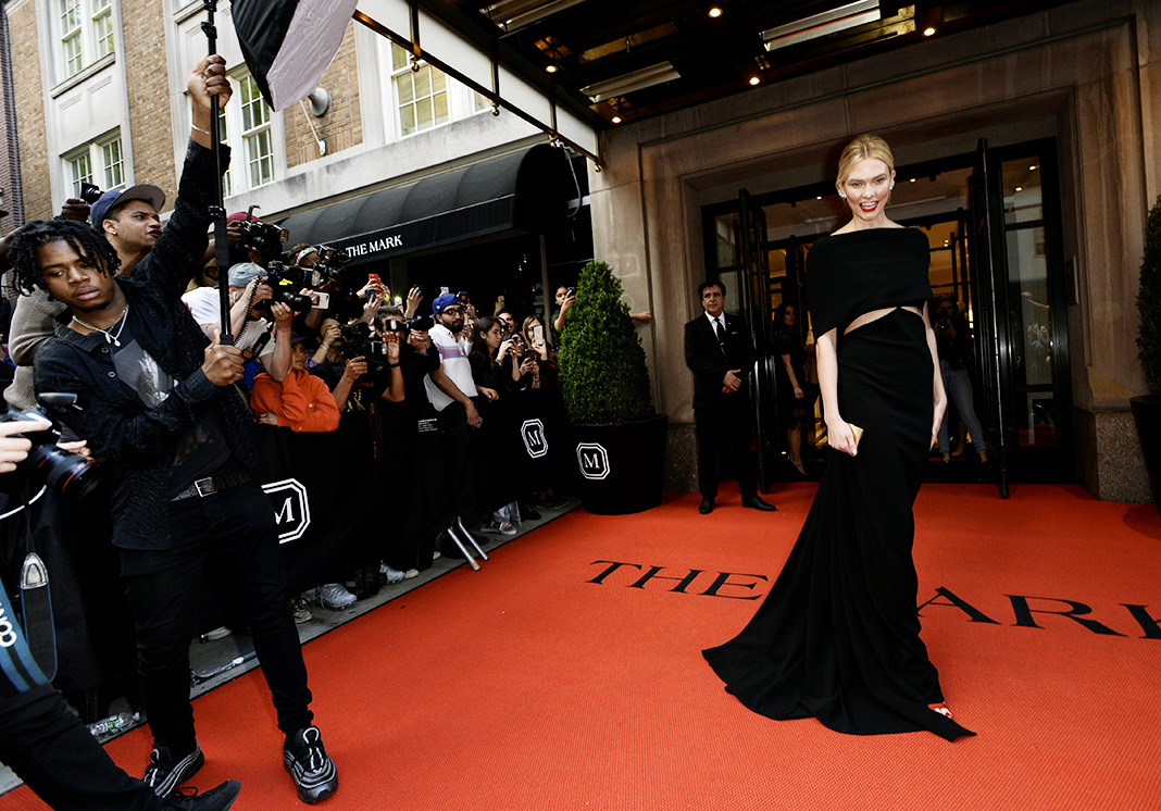 Карли Клосс на красной дорожке Met Gala 2018