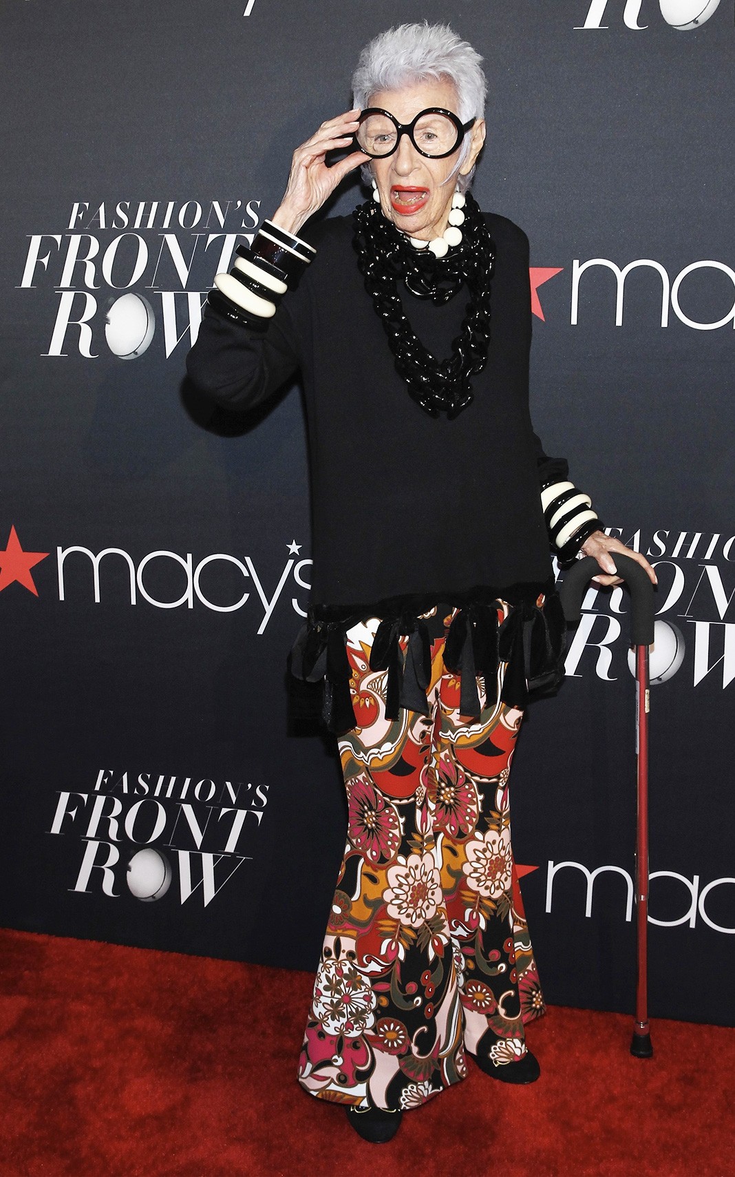 Айрис Апфель на Macy's Fashion's Front Row в рамках Недели моды в Нью-Йорке, 7 сентября 2016 г.