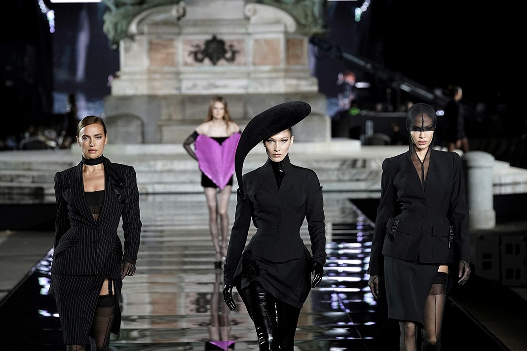 Ирина Шейк, Белла Хадид, Джоан Смоллс в Mugler Archive на шоу CR Runway x LuisaViaRoma: празднование 90-летия магазина во Флоренции