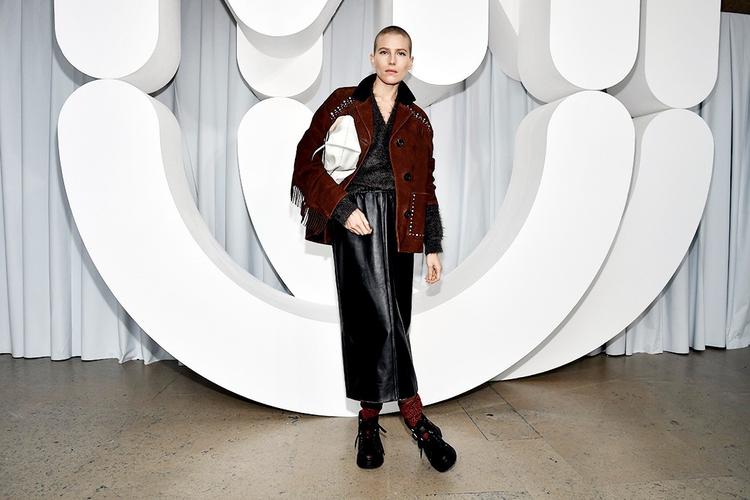 На шоу Miu Miu Womenswear Весна/Лето 2019 в рамках Парижской недели моды, 2 октября 2018 г.