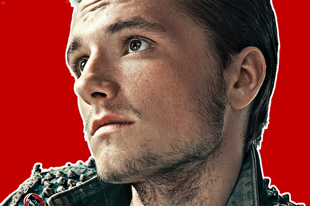 Джош Хатчерсон өз мүшесін көрсетеді