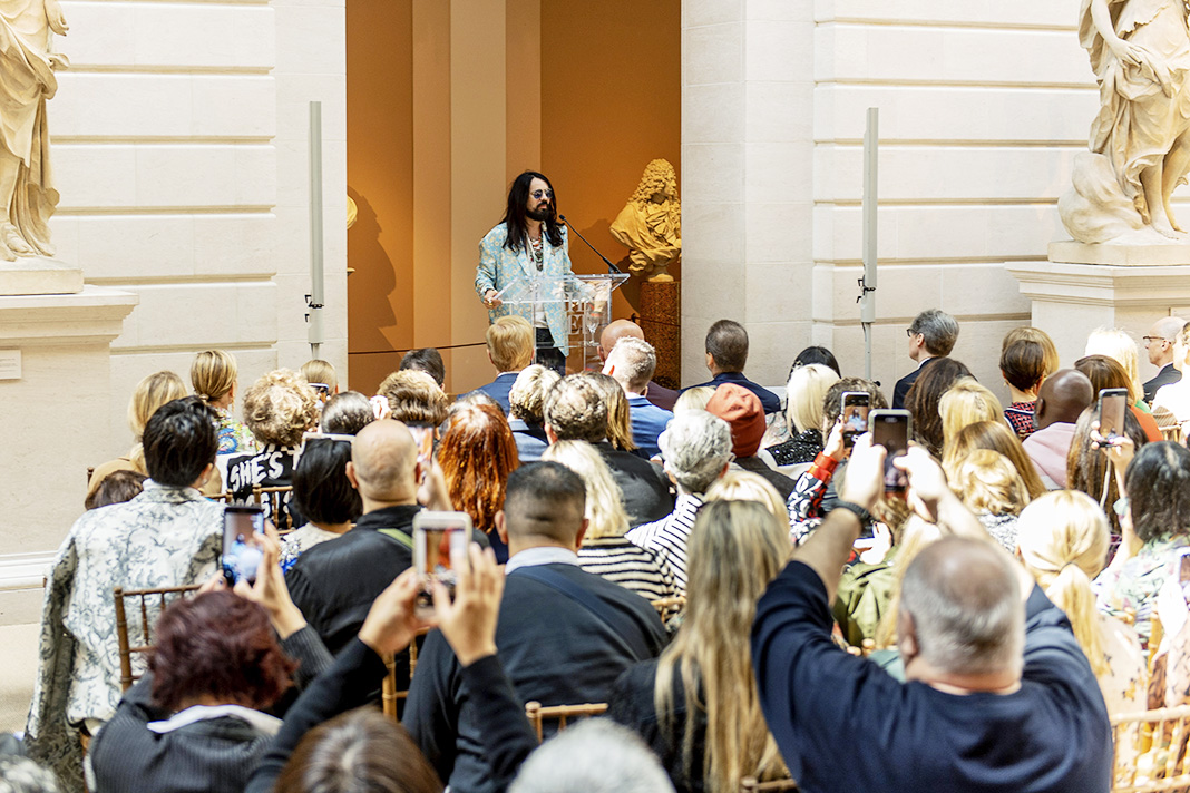Выступает на балу Института костюма Met Gala 2019
