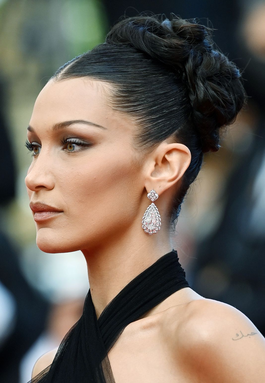 Деталь Образа Беллы Хадид: серьги Chopard look 2