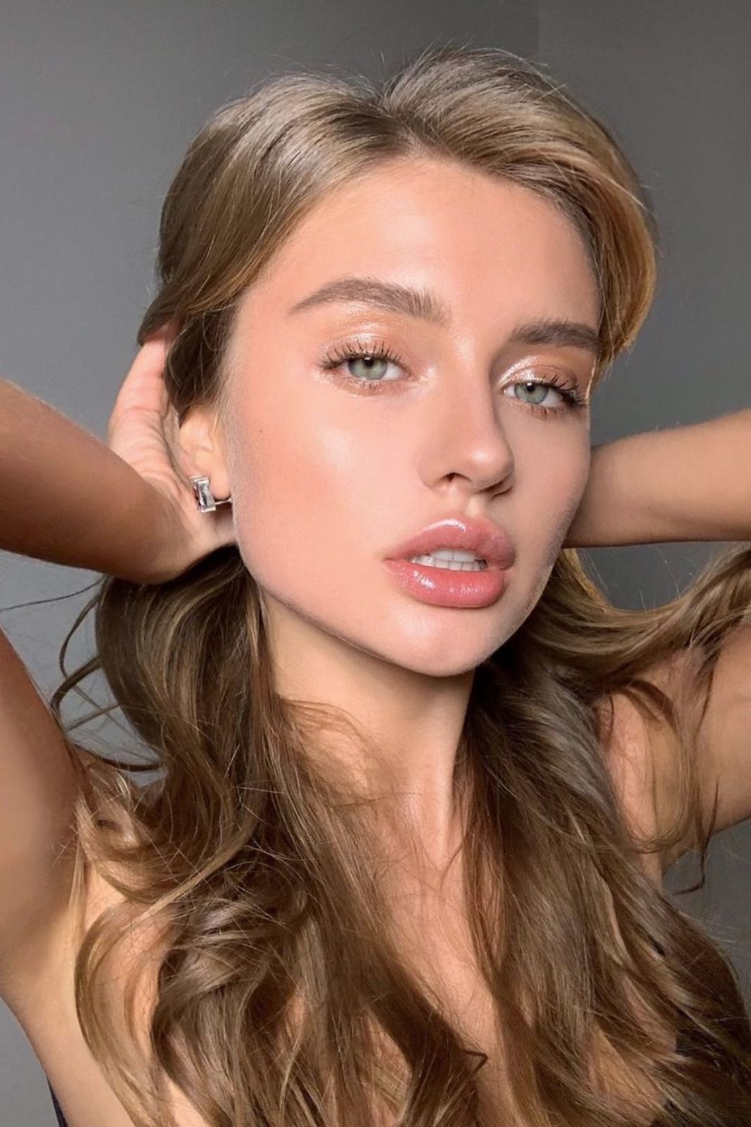 Нарочито подчеркнутые брови вышли из моды Нарочито подчеркнутые брови вышли из чата