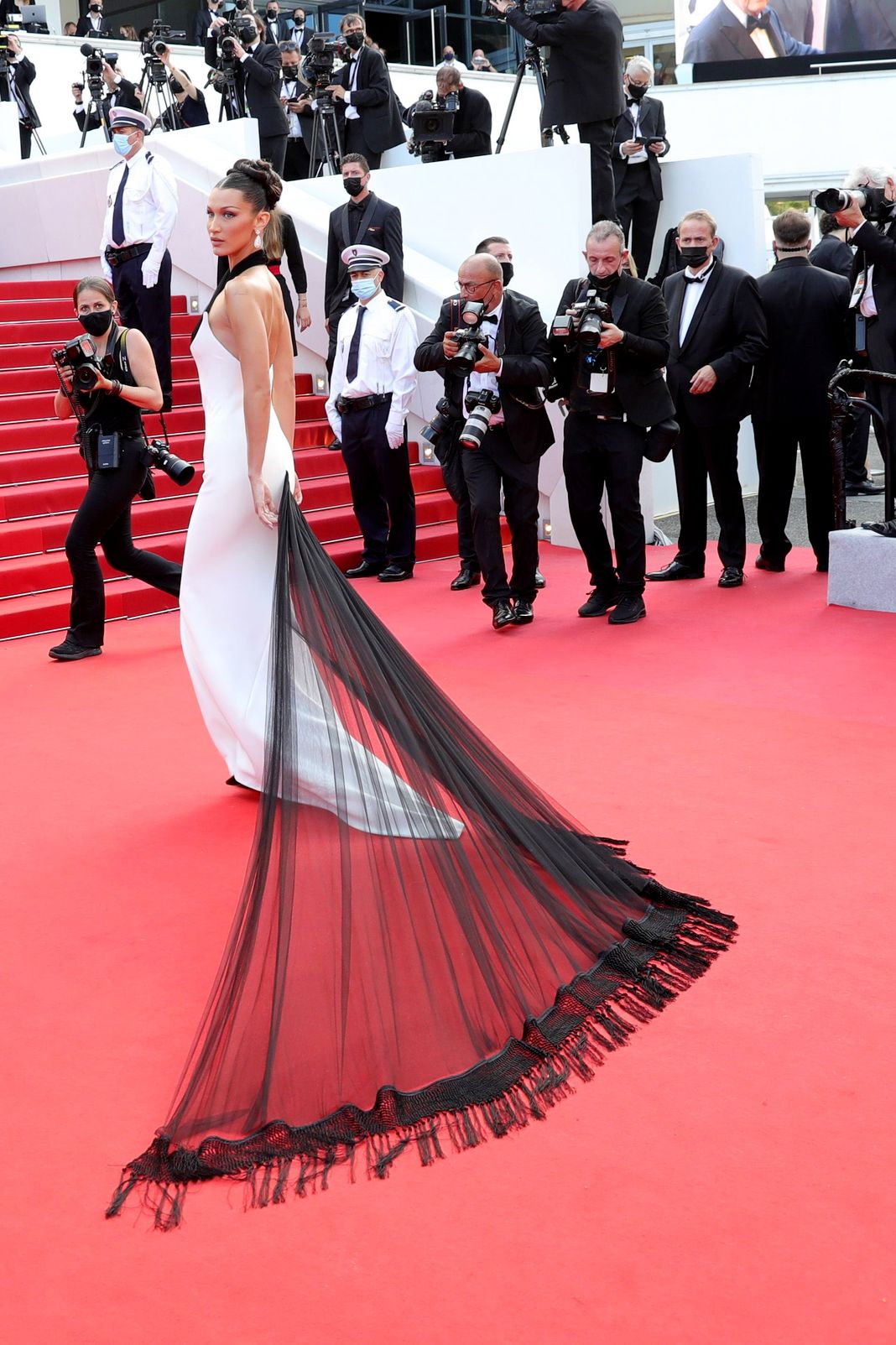 Белла Хадид на открытии 74-го ежегодного Каннского кинофестиваля look 13
