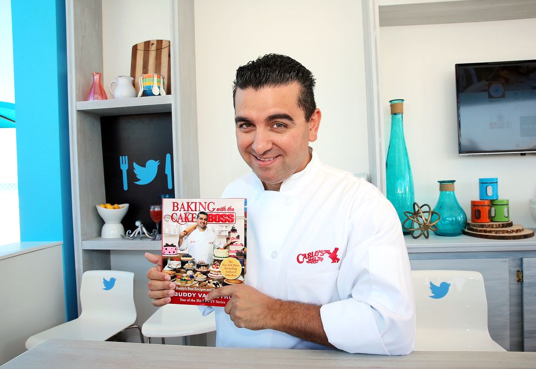Бадди Валастро со своей книгой во время фестиваля Food Network и South Beach Wine & Food 2016