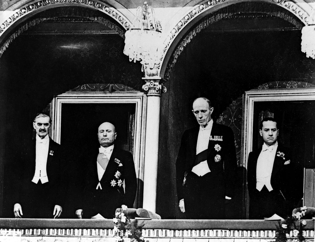 Слева направо: премьер-министр Великобритании Невилл Чемберлен (1869-1940), итальянский лидер Бенито Муссолини (1883-1945), лорд Галифакс (1881-1959), министр иностранных дел Великобритании и министр иностранных дел Италии граф Чиано (1903-1944). 14 января 1939 года. Невилл Чемберлен, Бенито Муссолини, лорд Галифакс, граф Чиано.