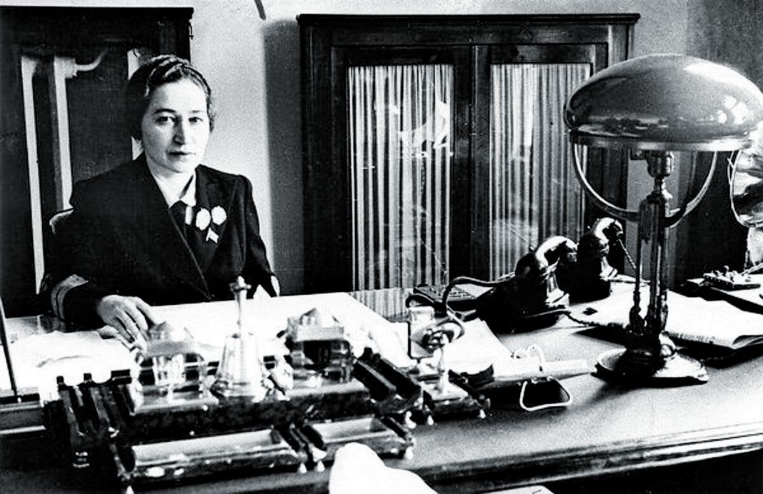 Полина Жемчужина в рабочем кабинете. 1940-е Полина в рабочем кабинете.