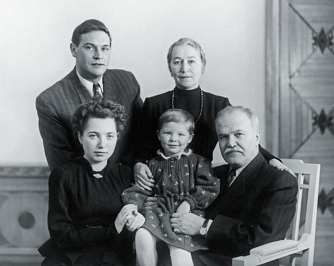 Жемчужина и Молотов в кругу семьи Жемчужина и Молотов в кругу семьи