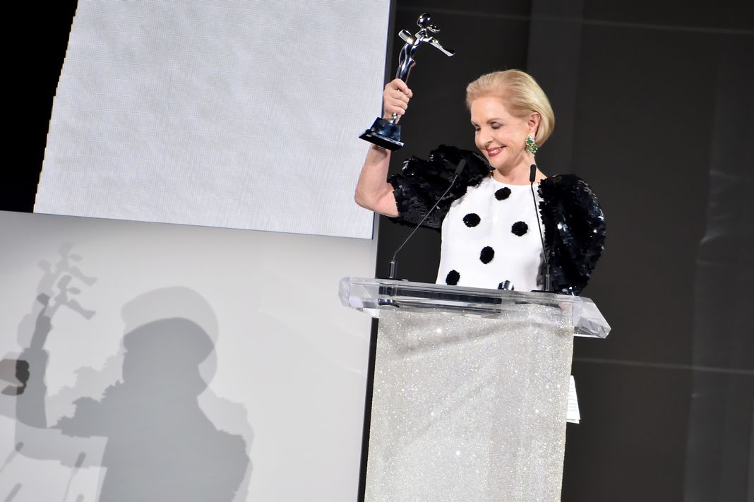 Дизайнер Каролина Эррера принимает награду CFDA Fashion Awards 2018 в Нью-Йорке, 4 июня 2018 г. Дизайнер Каролина Эррера принимает награду CFDA Fashion Awards 2018