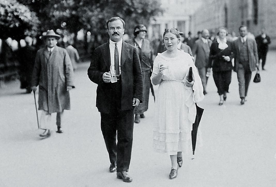 председателя Совета Народных Комиссаров СССР В.М. Молотова с женой Полиной Жемчужиной на отдыхе в г. Мариенбаде. Мариенбад, Мастерская Е. Вельгельта, 1930- е. председателя Совета Народных Комиссаров СССР В.М. Молотова с женой Полиной Жемчужиной на отдыхе в г. Мариенбаде.