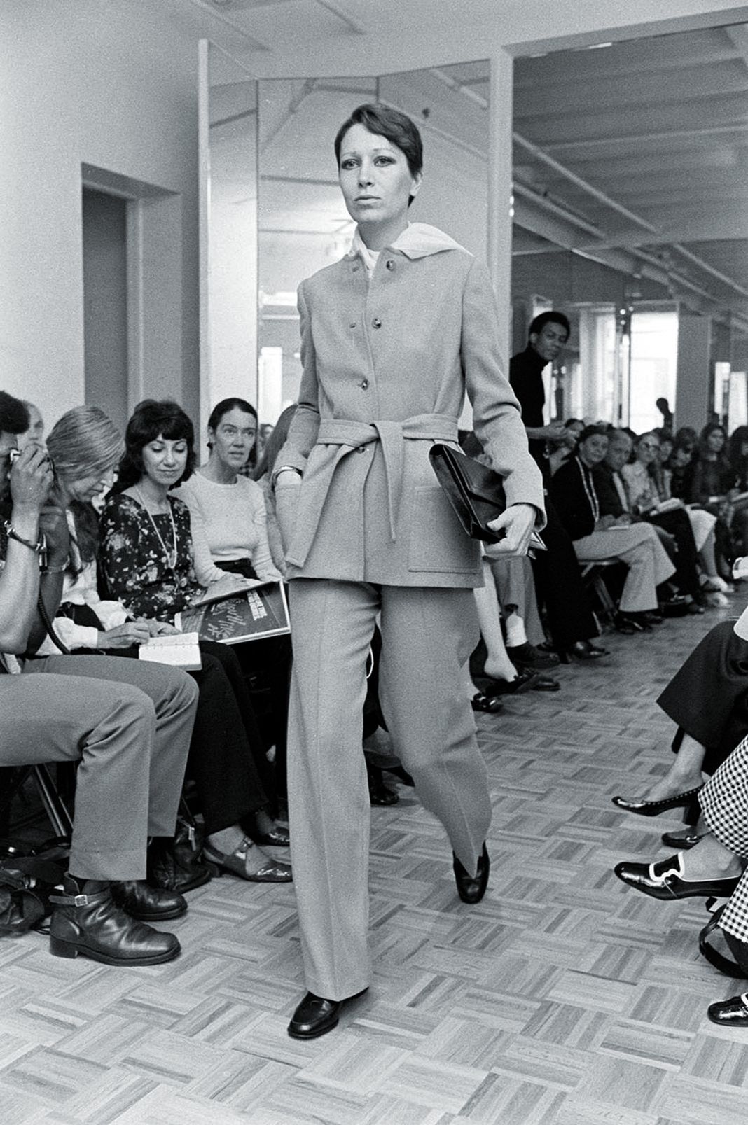 Модель Эльза Перетти в ансамбле из коллекции прет-а-порте Halston Originals