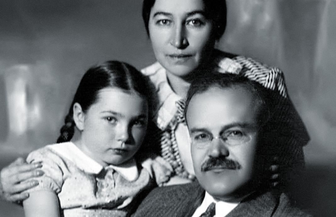 Полина Жемчужина с мужем Вячеславом Молотовым и дочерью. Полина Жемчужина с мужем Вячеславом Молотовым и дочерью.