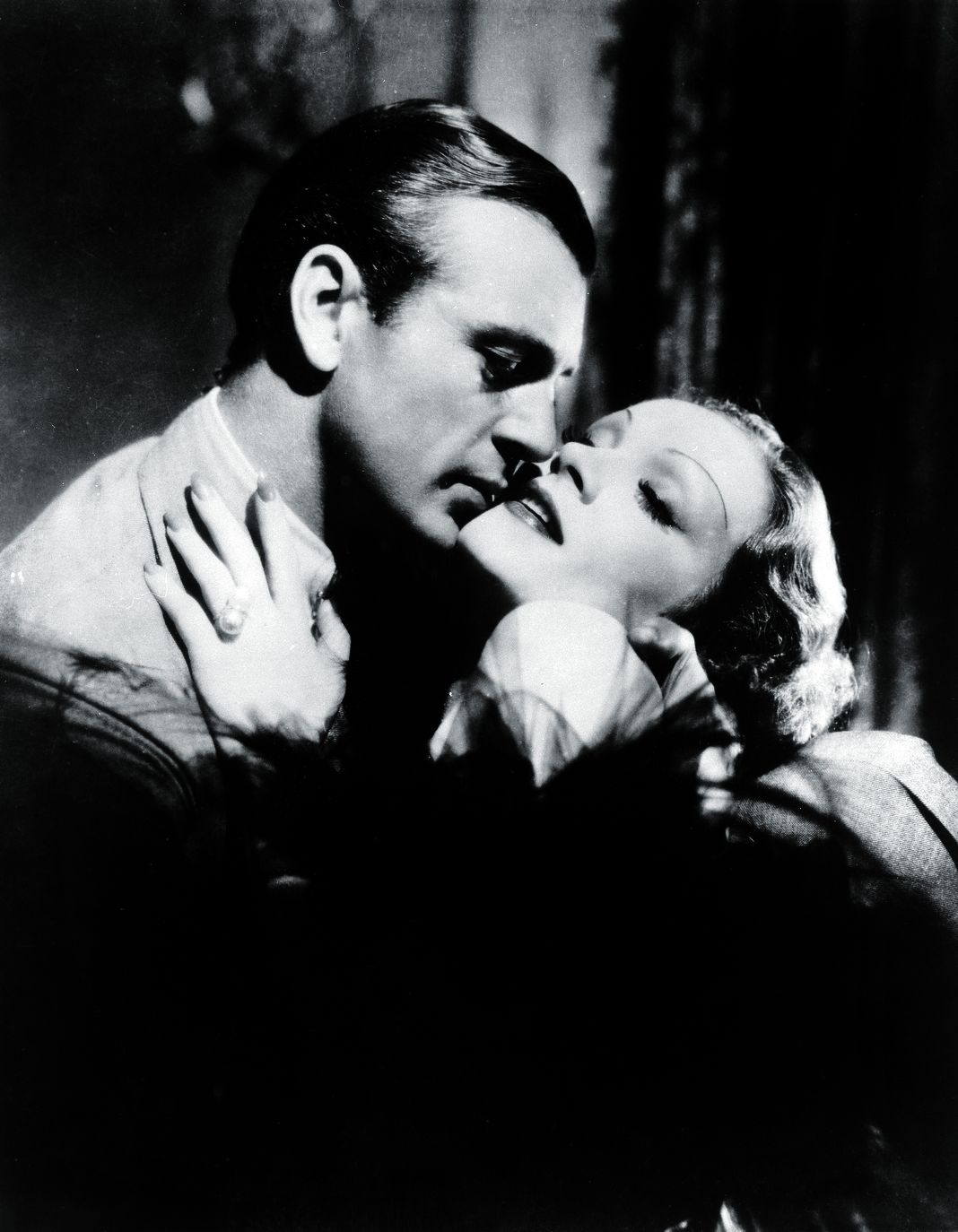 Гэри Купер и Марлен Дитрих страстно обнимаются в кадре из из фильма «Желание»