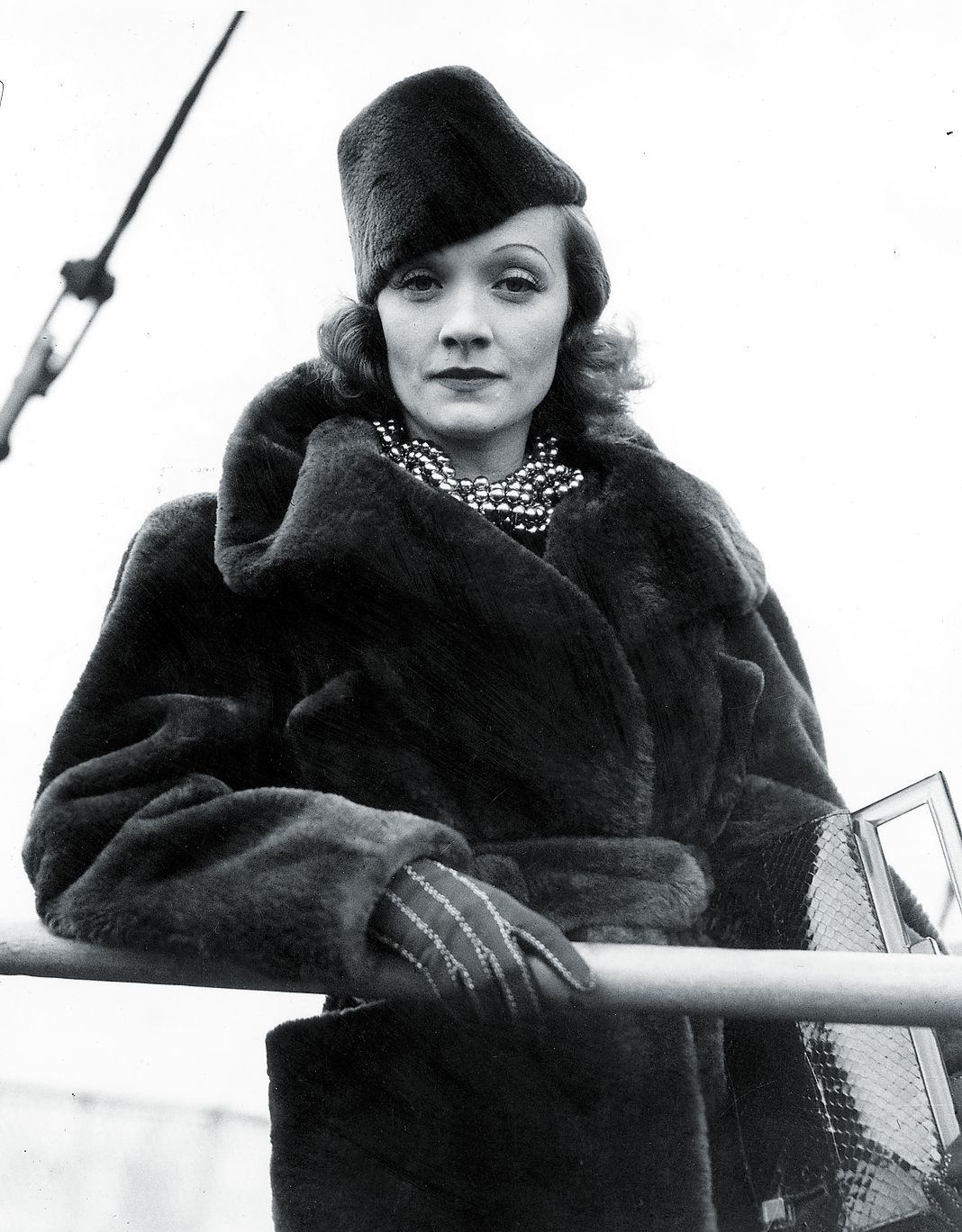 Марлен Дитрих уехала из Берлина, чтобы сниматься в американских фильмах.