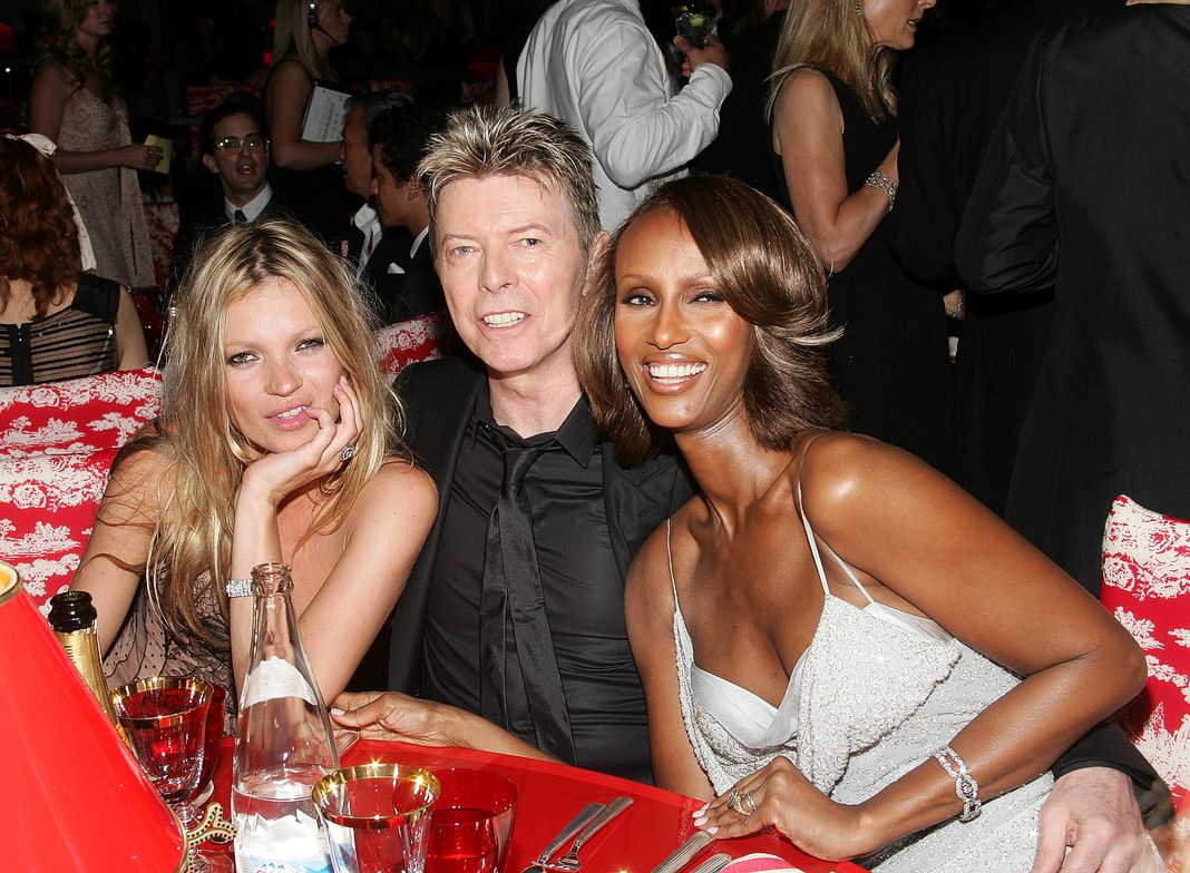 Кейт Мосс, Дэвид Боуи и его жена Иман на званом ужине 2005 CFDA Awards.
