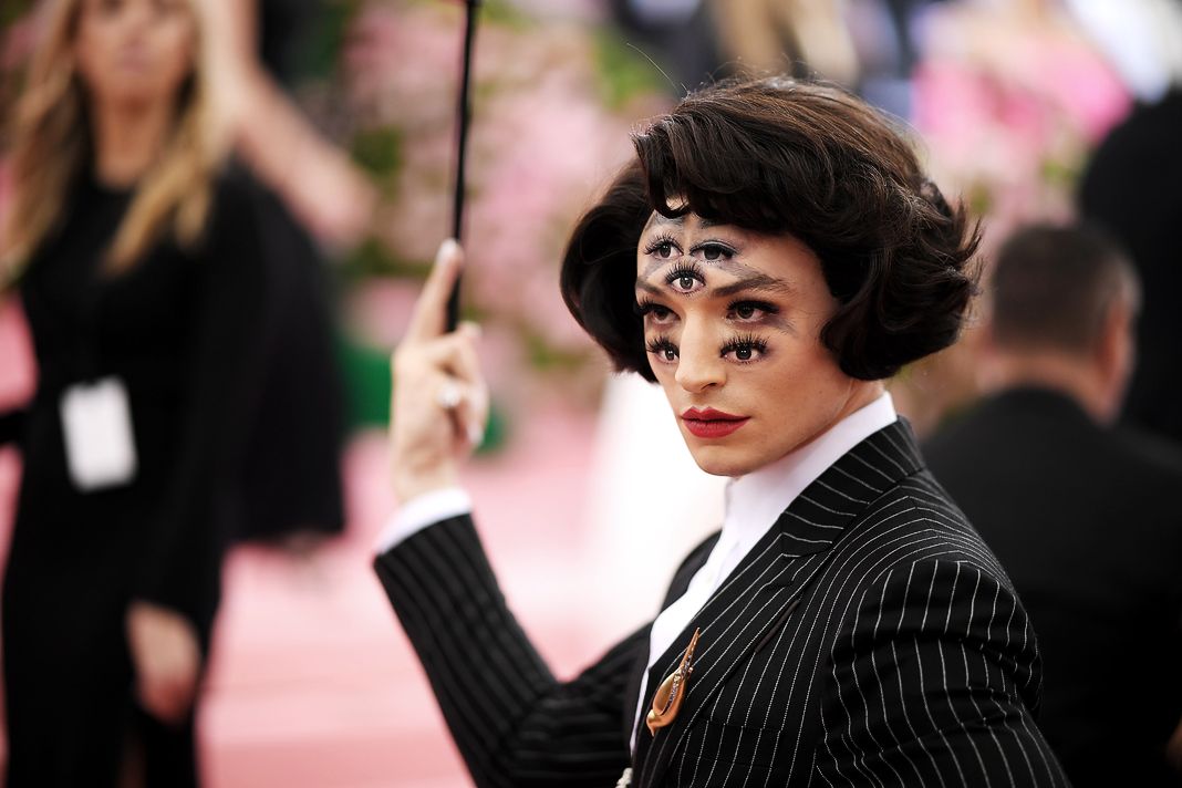 Эзра Миллер на Met Gala 2019: Notes on Fashion в Нью-Йорке, 6 мая 2019 г.
