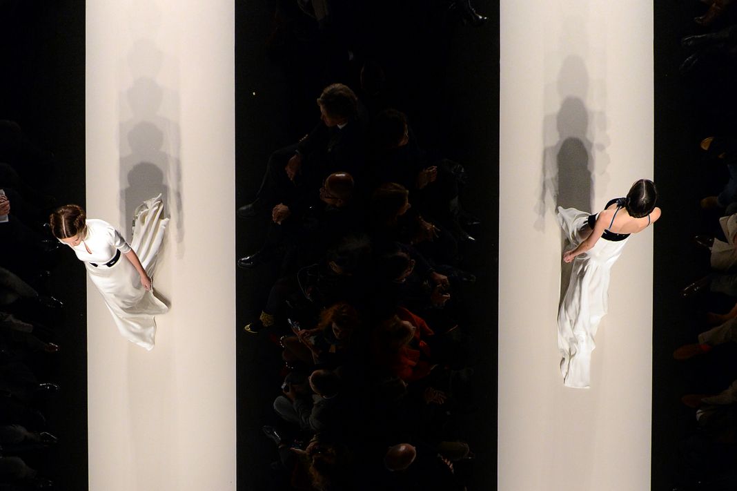 Модели идут по подиуму на шоу Carolina Herrera во время Недели моды в Нью-Йорке, 11 февраля 2013 г. Модели идут по подиуму на шоу Carolina Herrera