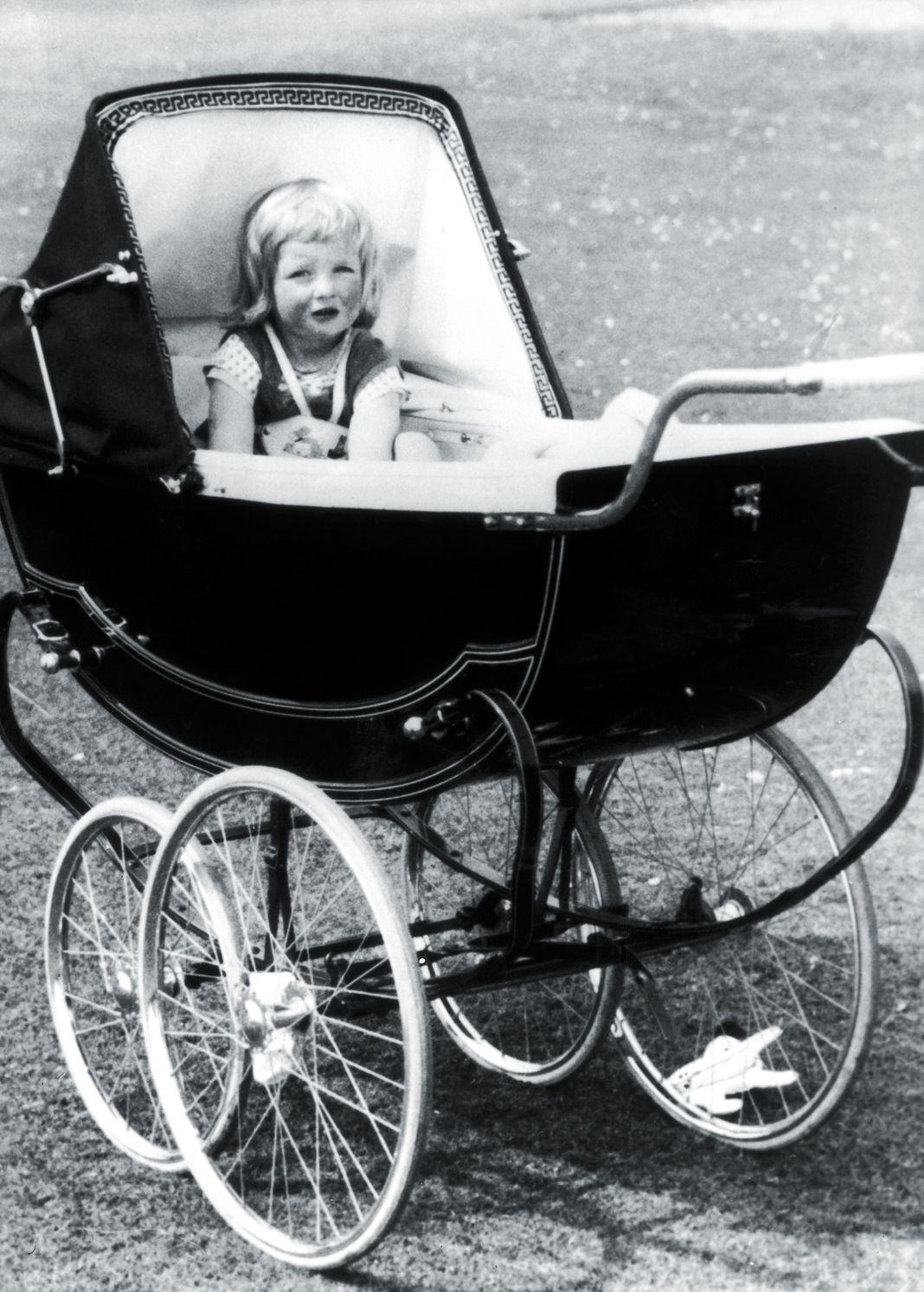 Юная Диана в своей коляске в Park House, 1963 г. Юная Диана в своей коляске в Park House