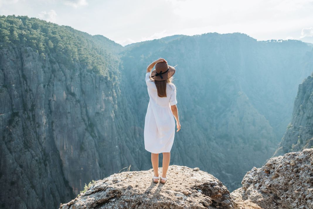 Девушка на скале