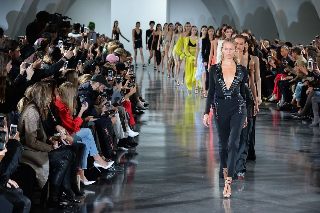 Наташа Поли идет по подиуму во время показа Mugler в рамках Недели женской одежды в Париже, 30 сентября 2017 г. Наташа Поли идет по подиуму во время показа Mugler в рамках Недели женской одежды.