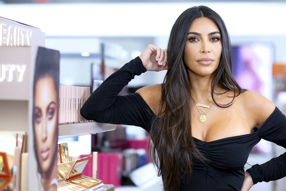 Ким Кардашьян на презентации KKW Beauty на выставке ULTA Beauty в Нью-Йорке