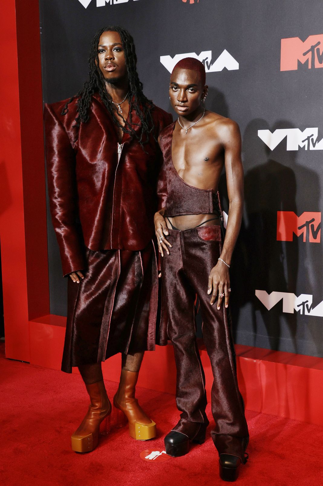 Дензел Дион, Рики Томпсон на церемонии вручения премий MTV Video Music Awards 2021, фото 1