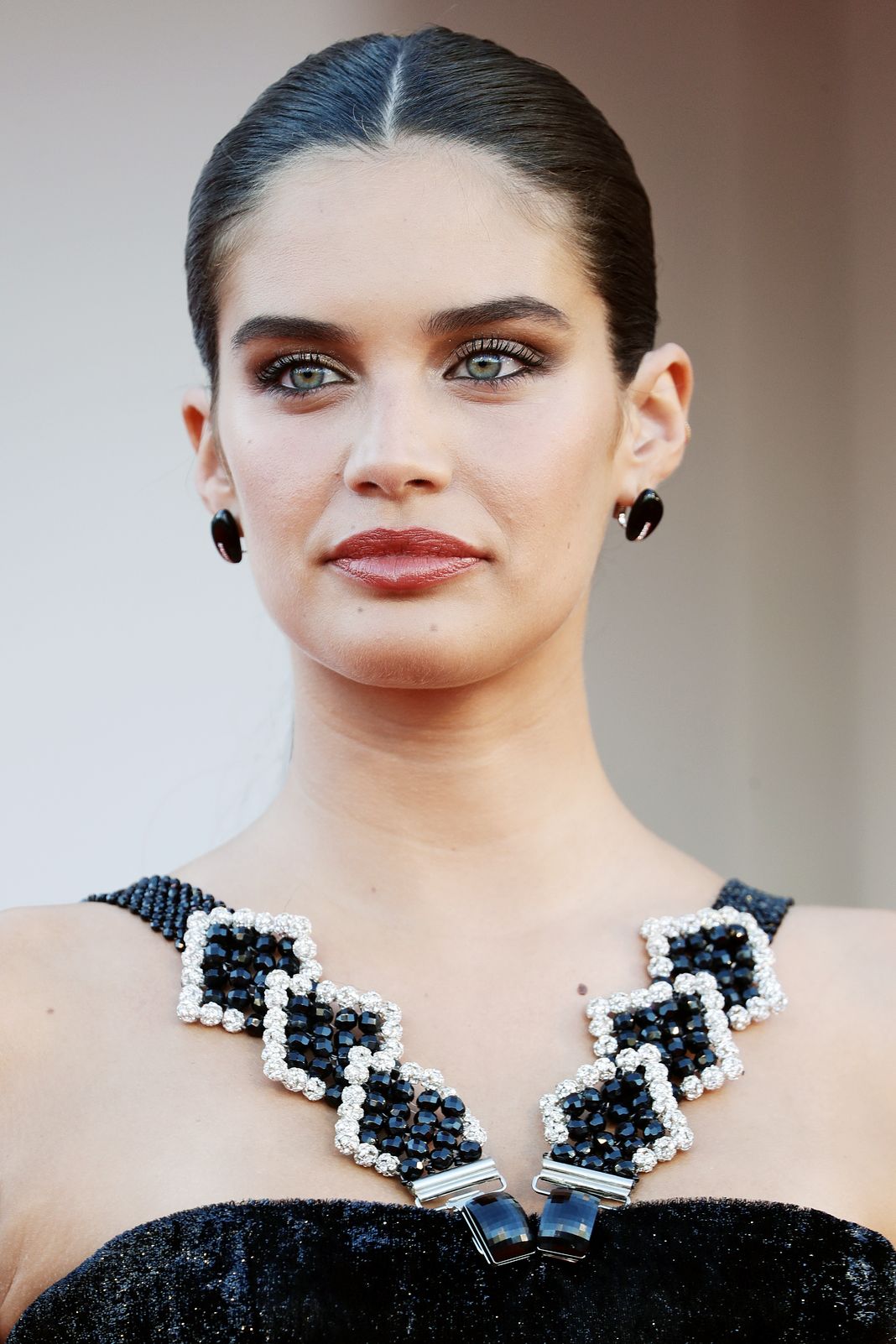Сара Сампайо в платье Armani Prive на красной дорожке фильма «Параллельные матери»