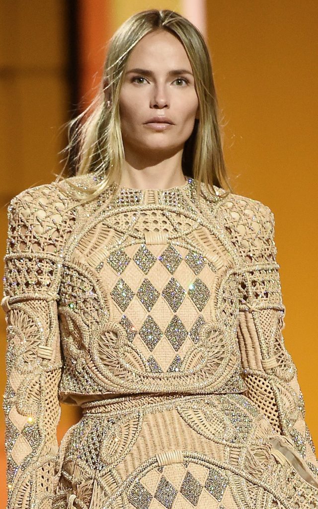 Наташа Поли на шоу Balmain Festival V02 Весна/Лето 2022 года в рамках Недели моды в Париже, 29 сентября 2021 г., фото 2