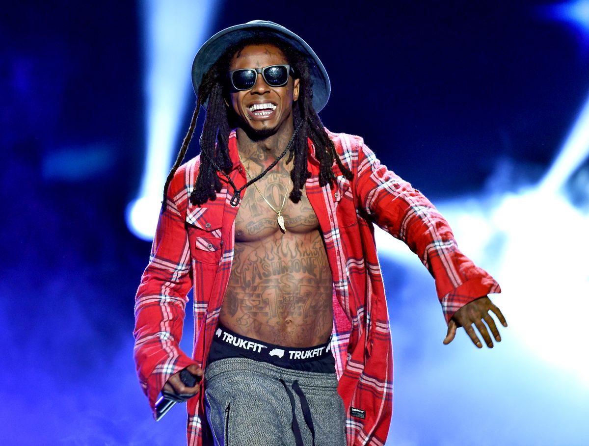 Лил Уэйн выступает на сцене во время премии BET AWARDS 2014