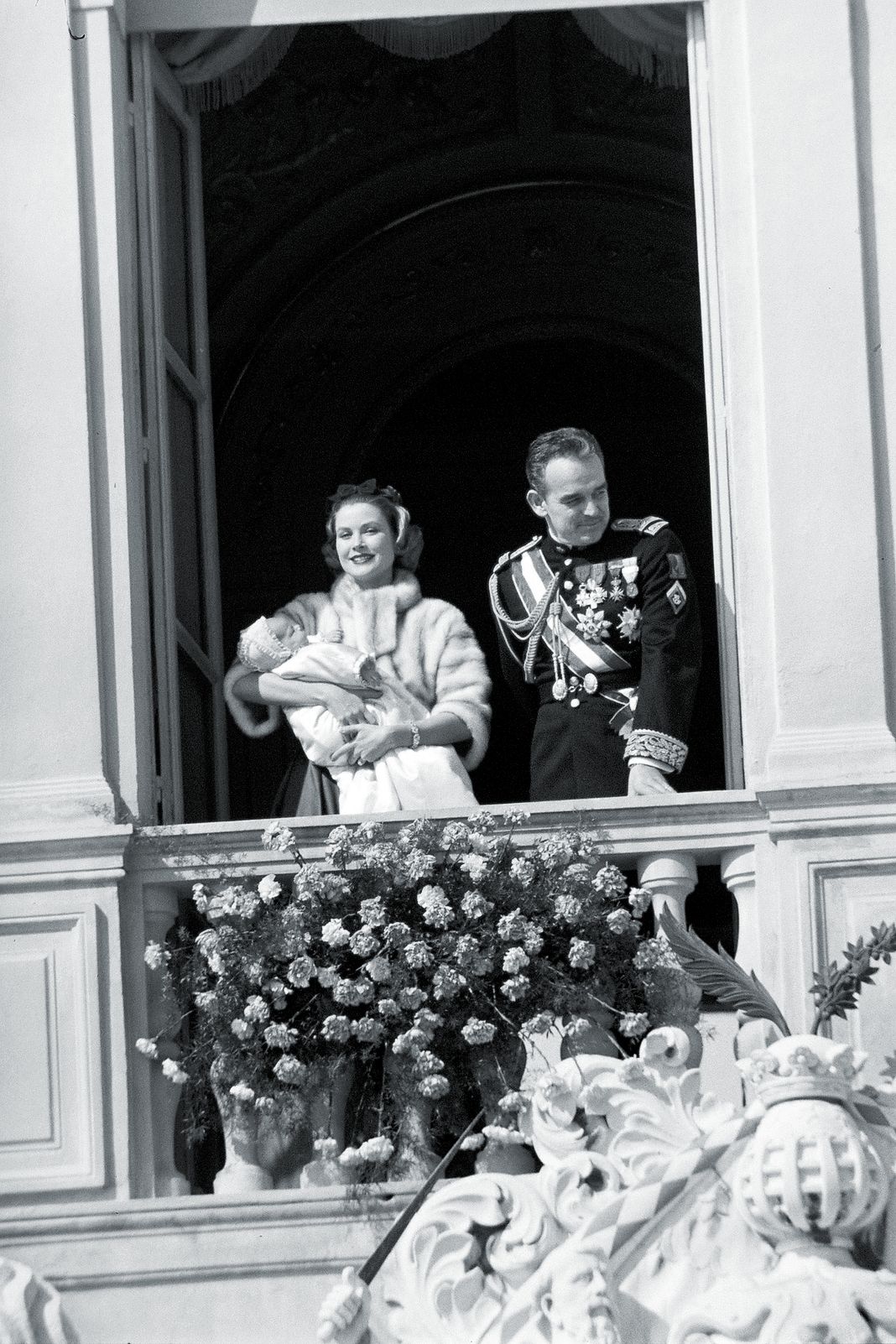 Принц Райнер, принцесса Грейс и принцесса Каролина, 1957 г. Принц Райнер, принцесса Грейс и принцесса Каролина