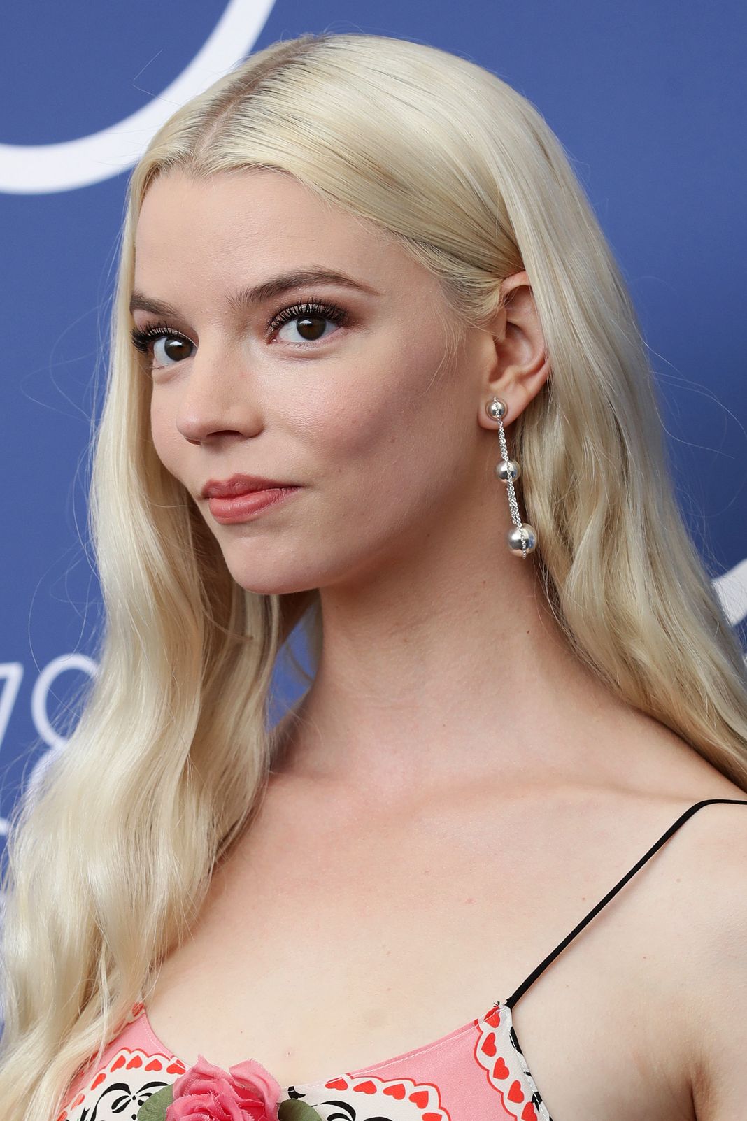 Аня Тейлор-Джой в Rodarte и украшениях Tiffany & Co. на фотоколле ленты «Прошлой ночью в Сохо», 4 сентября 2021 г., фото 2