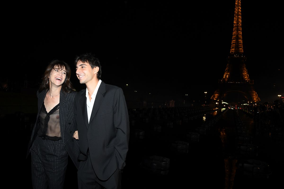 Шарлотта Генсбур и Бен Атталь на шоу Saint Laurent в рамках Недели моды в Париже, 24 сентября 2019 г. Шарлотта Генсбур и Бен Атталь на шоу Saint Laurent в рамках Недели моды