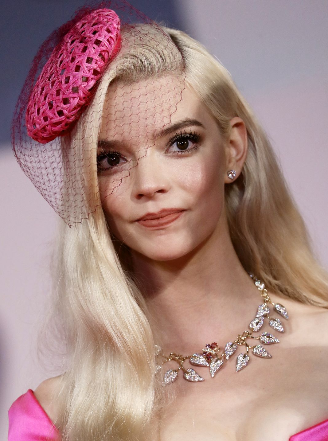 Аня Тейлор-Джой в Dior Haute Couture и украшениях Tiffany & Co. на премьере ленты «Прошлой ночью в Сохо» в рамках 78-го Венецианского международного кинофестиваля, 4 сентября 2021 г., фото 4