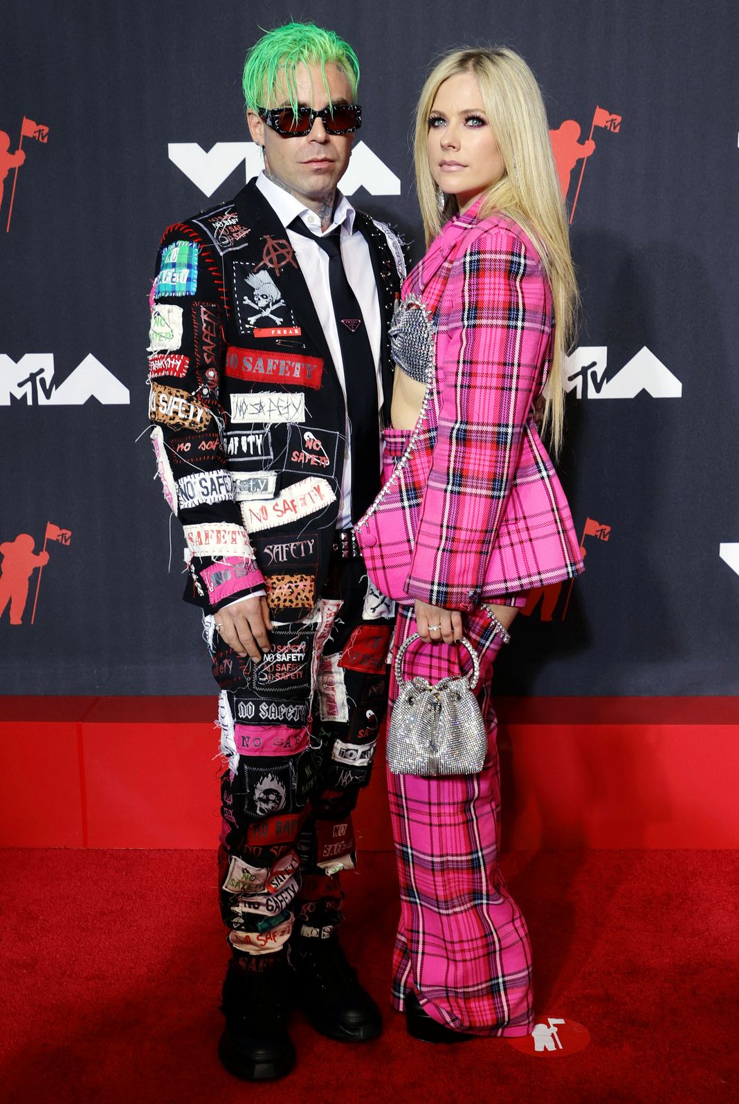 Мод Сан, Аврил Лавин на церемонии вручения премий MTV Video Music Awards 2021, фото 1