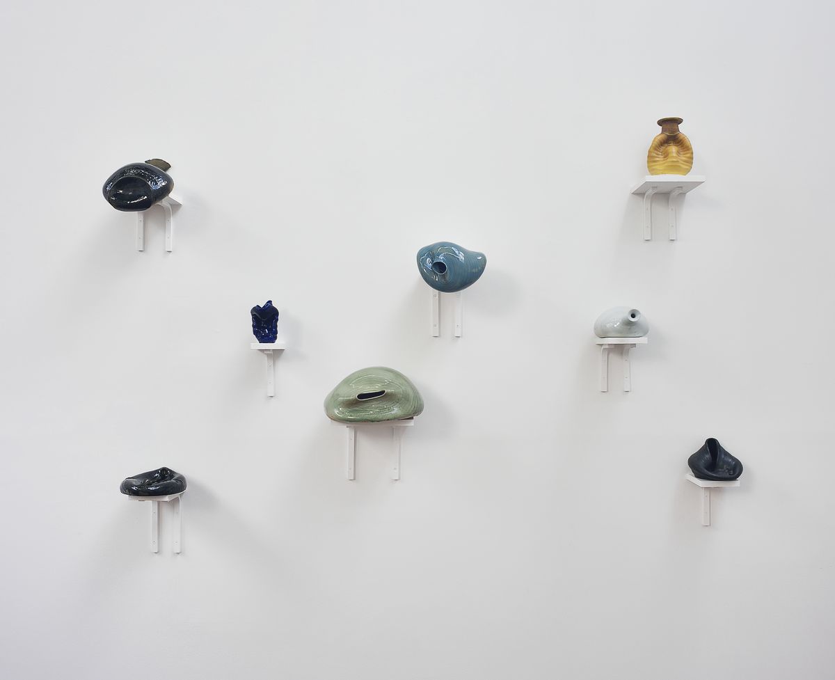 Чжуо Ци. Я устал (Je suis fatigué), 2012. Фарфор и керамогранит. Различные размеры. С разрешения художника Чжуо Ци. Я устал (Je suis fatigué), 2012. Фарфор и керамогранит. Различные размеры. С разрешения художника