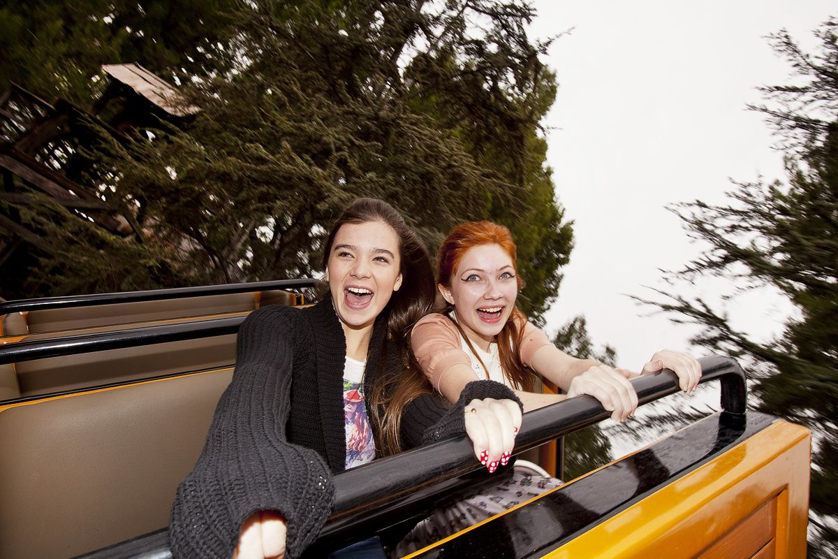 Хейли Стайнфелд и Тави Гевинсон едут по Big Thunder Mountain Railroad