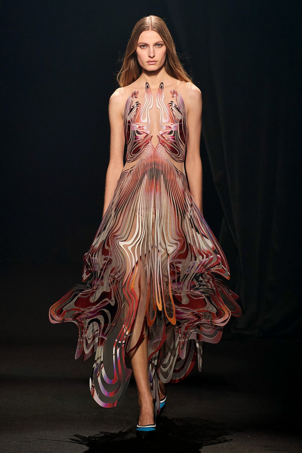 Iris van Herpen в коллаборации с Adobe, дизайнер Ирис ван Херпен на шоу «Love Brings Love»