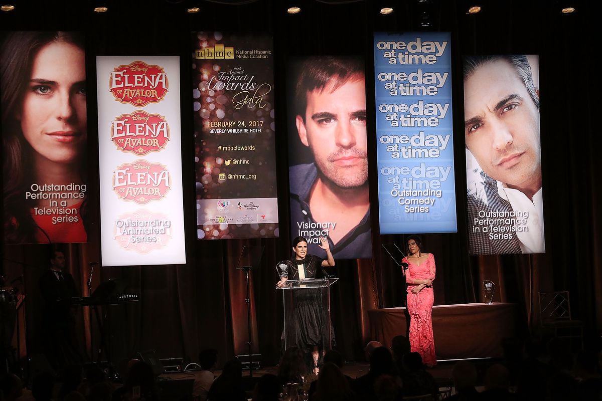 Карла Соуза на сцене во время 20-го ежегодного гала-концерта National Hispanic Media Coalition Impact Awards Gala в Беверли-Хиллз, 24 февраля 2017 г.