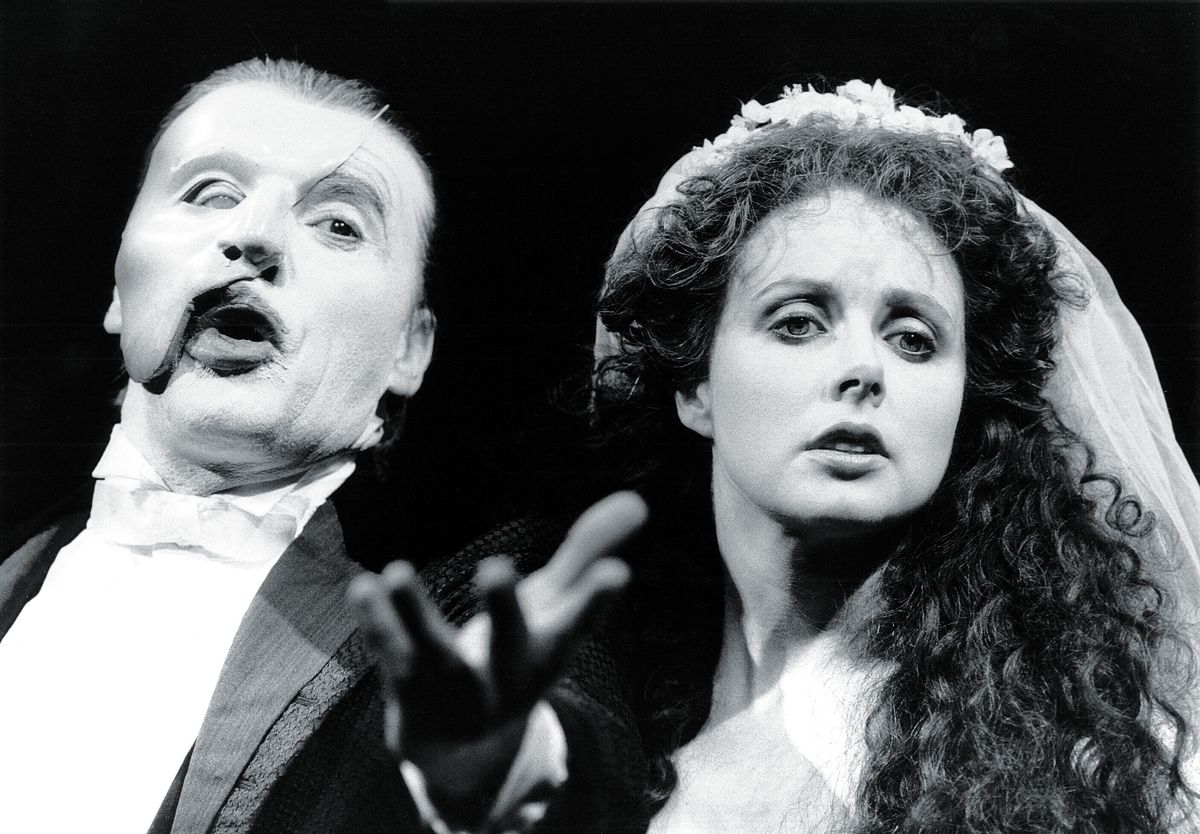 Майкл Кроуфорд в роли Призрака оперы и Сара Брайтман в роли Кристин Дааэ, 24 октября 1988 г. Майкл Кроуфорд в роли Призрака оперы и Сара Брайтман в роли Кристин Дааэ