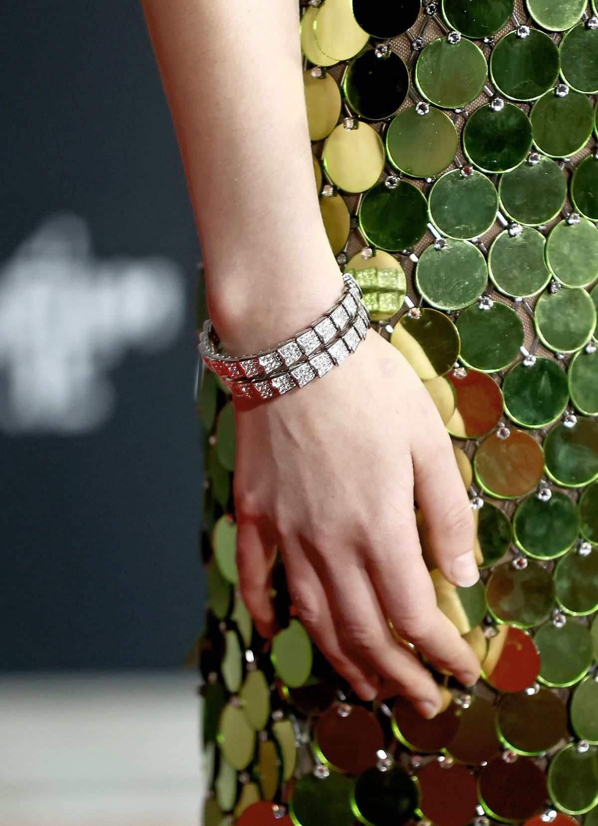 На Томасин МакКензи: браслет Bvlgari Serpenti 
