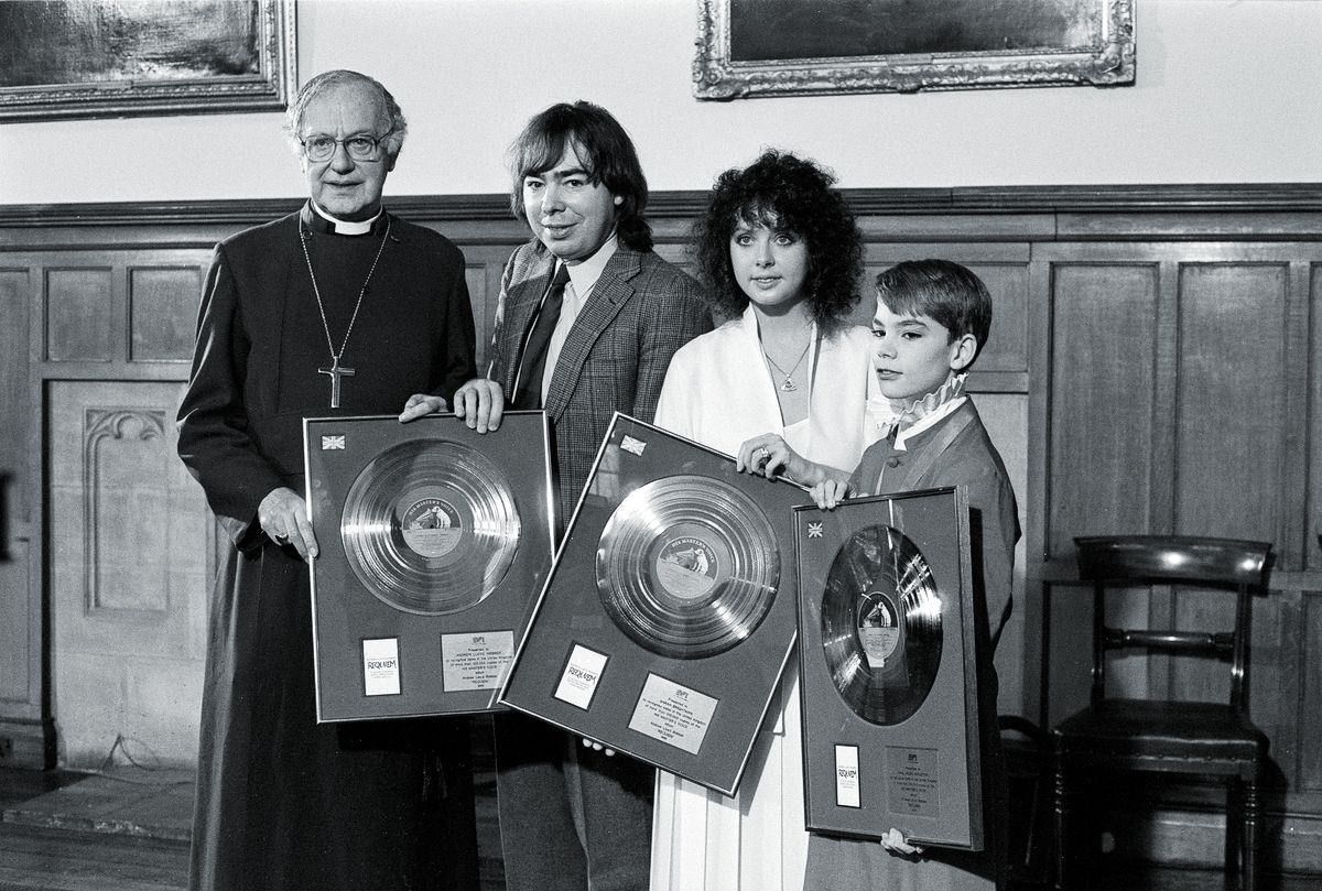 Архиепископ Кентерберийский доктор Роберт Ранси вручает золотые диски композитору Эндрю Ллойду Уэбберу, сопрано Саре Брайтман и парному сопрано Полу Майлзу-Кингстону за альбом Ллойда Уэббера «Реквием», 29 марта 1985 г. Архиепископ Кентерберийский доктор Роберт Ранси вручает золотые диски композитору Эндрю Ллойду Уэбберу, сопрано Саре Брайтман и парному сопрано Полу Майлзу-Кингстону