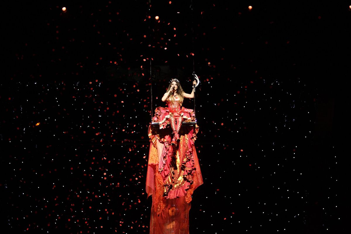 Сара Брайтман на качелях в рамках своего «Симфонического тура» в Аризоне, 21 декабря 2008 г. Сара Брайтман на качелях в рамках своего «Симфонического тура»