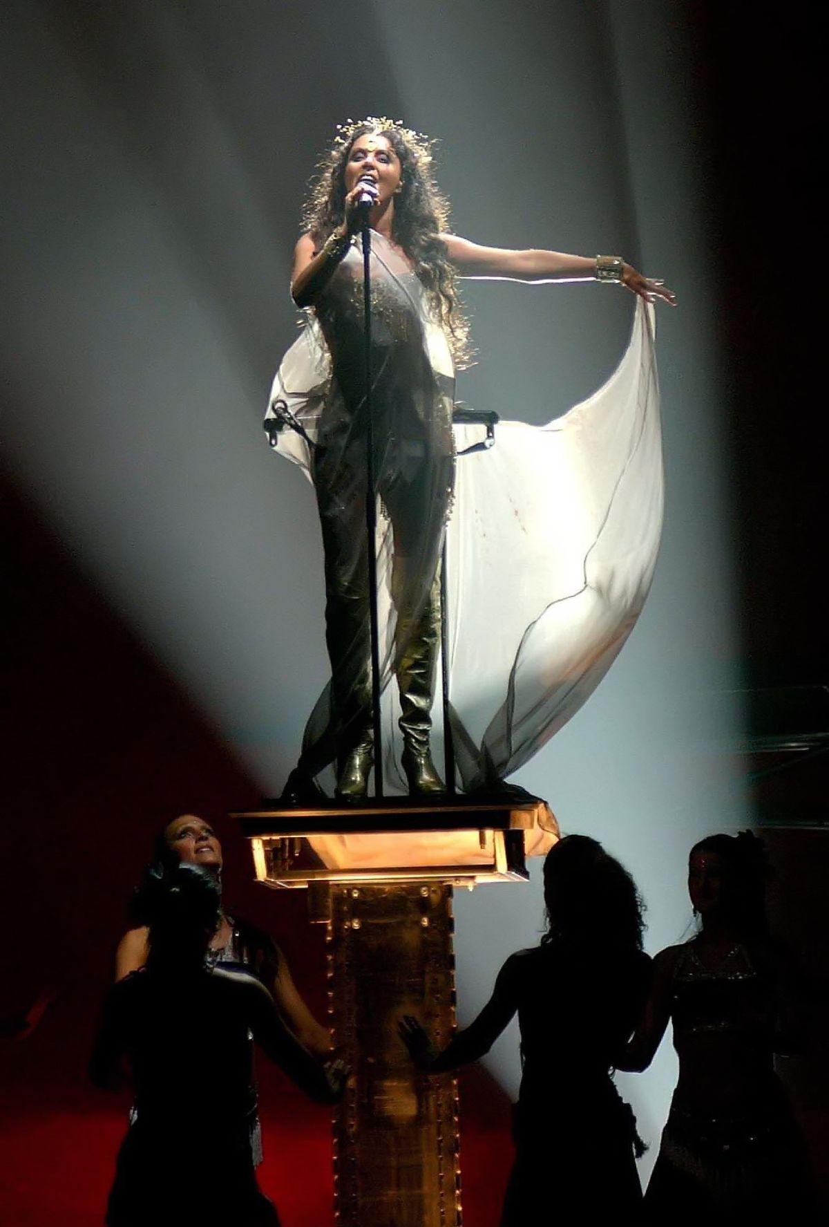 Сара Брайтман выступает на RDS в Ирландии, 6 октября 2004 г. Выступает на RDS