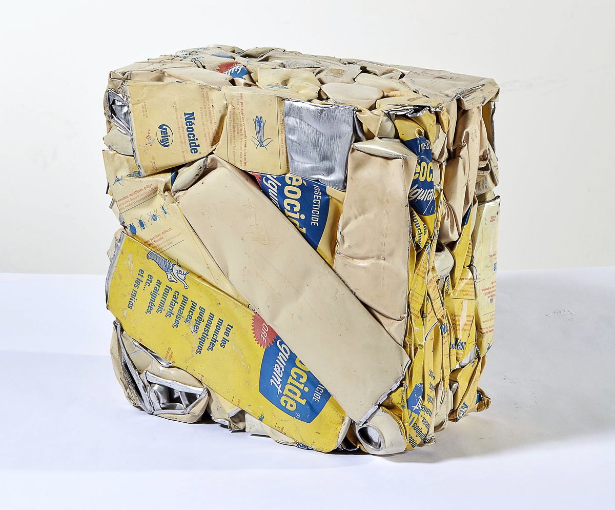 Сезар. Сжатие (Compression), 1970. Сжатые банки со средством от насекомых. 36 x 36 x 20 см. С разрешения Галереи Валуа, Париж Сезар. Сжатие (Compression), 1970. Сжатые банки со средством от насекомых. 36 x 36 x 20 см. С разрешения Галереи Валуа, Париж